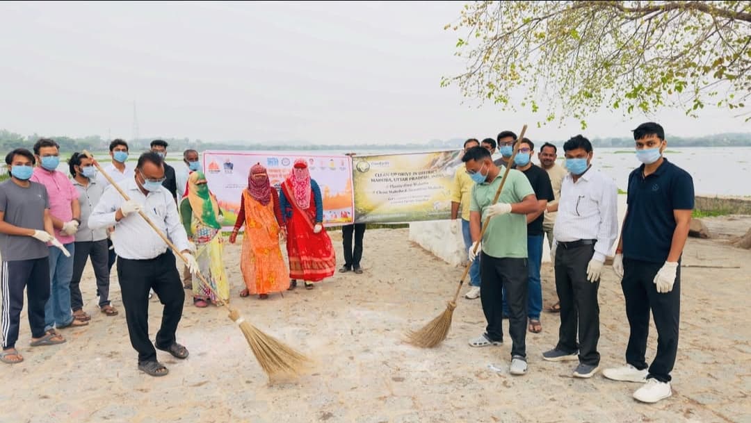 Volunteers clearing the lake steps at Station Road, Mahoba, during a community clean-up drive.